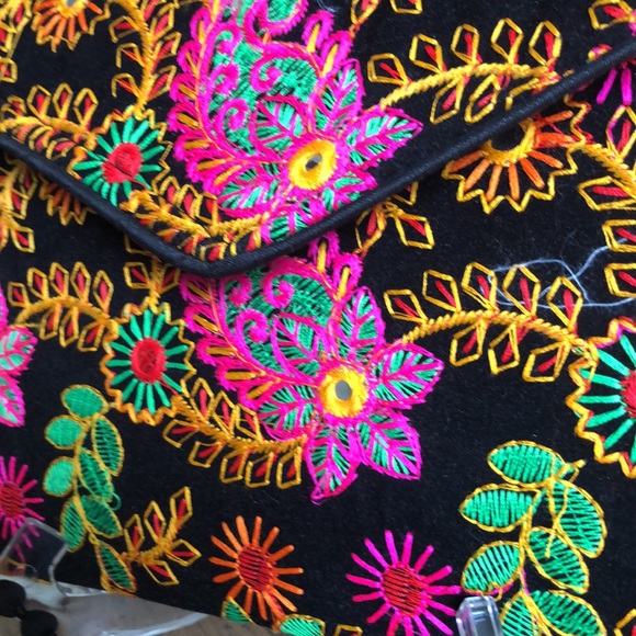 VIBRANT Crossbody/Clutch - Picture 7 of 15